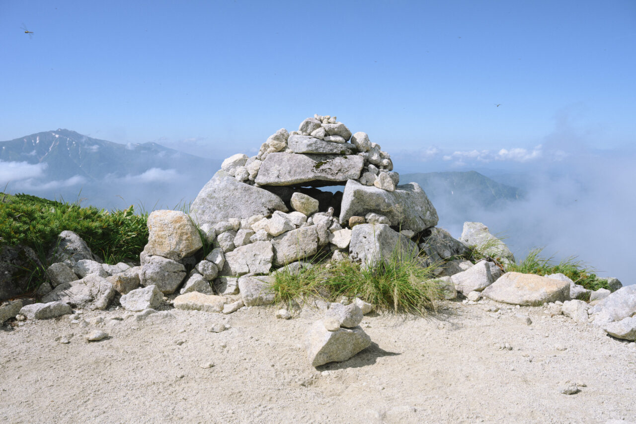 大日岳山頂のケルン