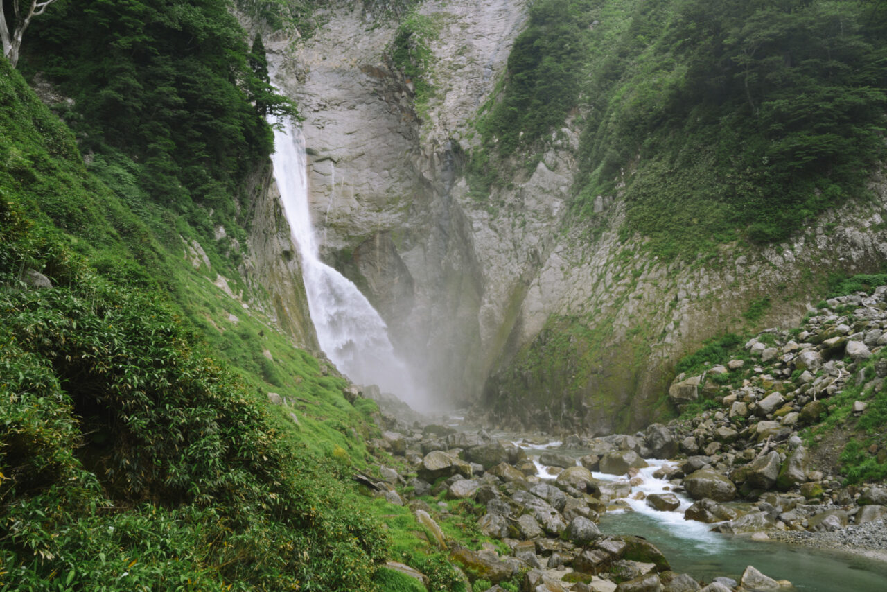巨大な称名の滝