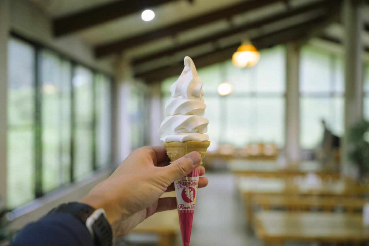 レストハウスで食べるソフトクリーム