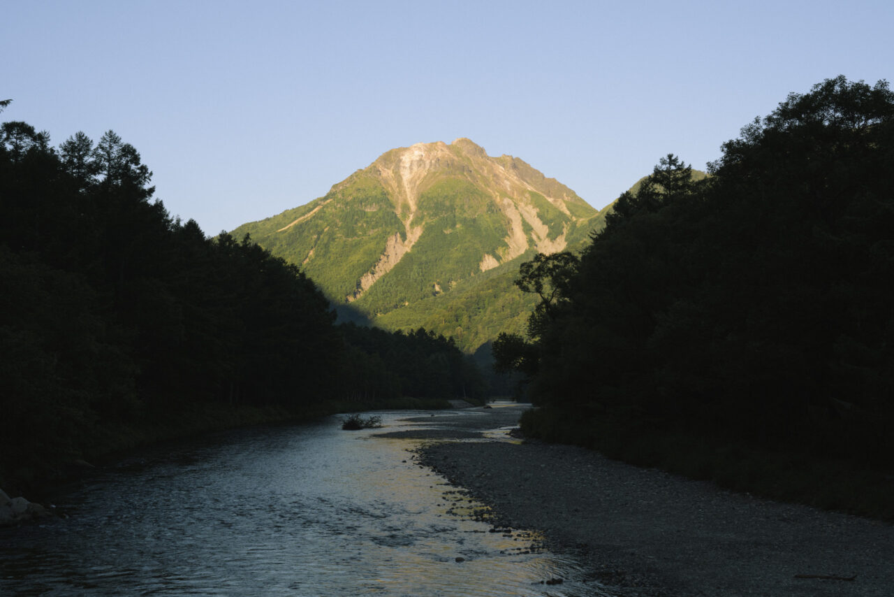 朝日で真っ赤に染まる焼岳