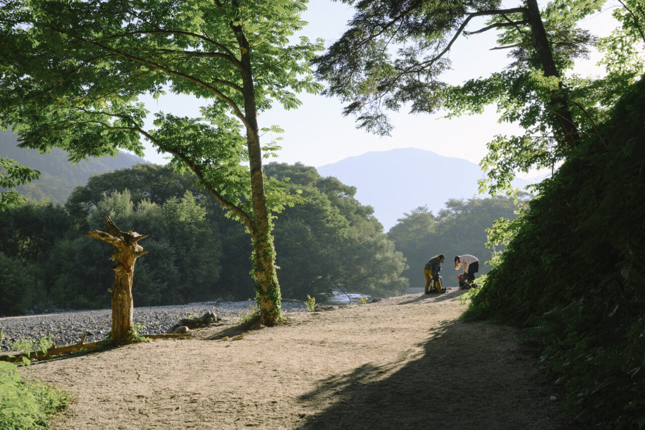 日当たりでウェアを取り換える登山者