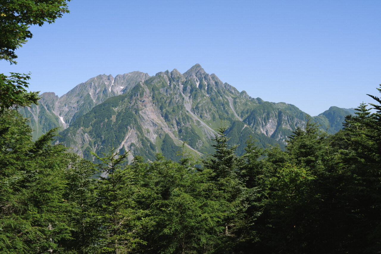 徳本峠から見る明神岳と穂高岳