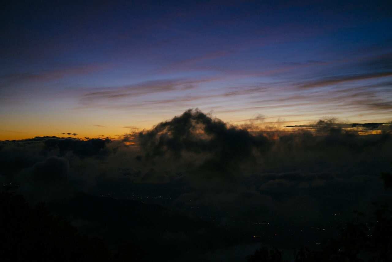夜明けの空に浮かぶ雲