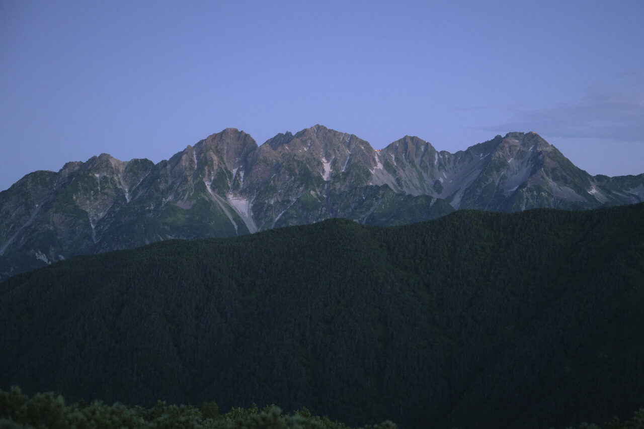 早朝の穂高岳方面