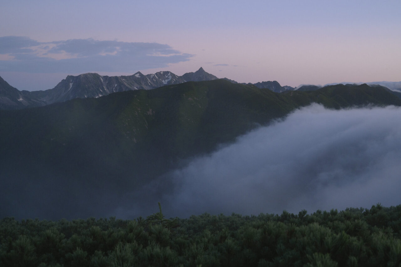 雲の向こうに見える槍ヶ岳