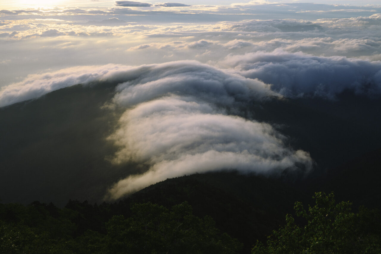 尾根に湧き上がる雲