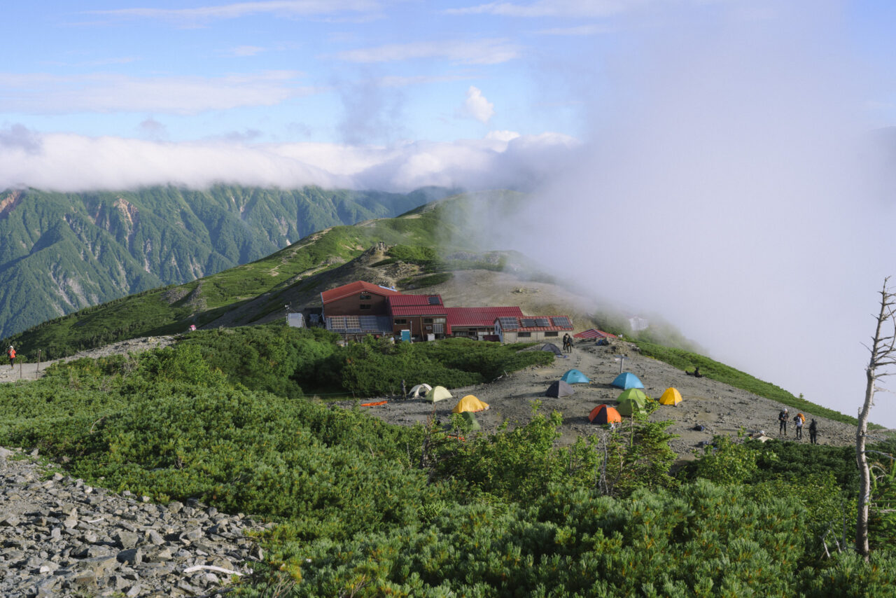 蝶ヶ岳山頂から見下ろすヒュッテ