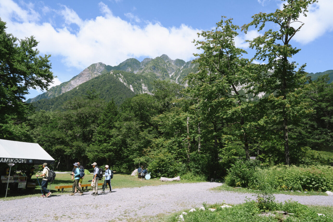 徳澤から見上げる穂高の山々