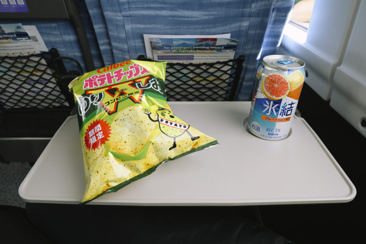 特急電車で食べるスナックとチューハイ