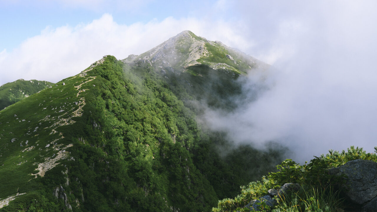 雲が広がる檜尾岳方面