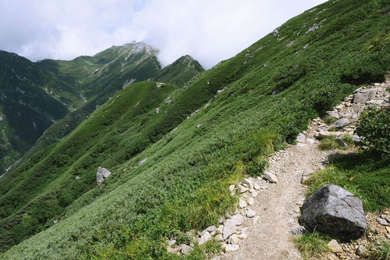 大滝山周辺の稜線から木曽駒ヶ岳方面を眺める