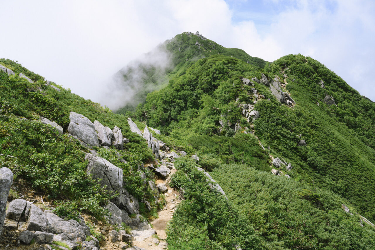 大滝山から熊沢岳へと続く稜線