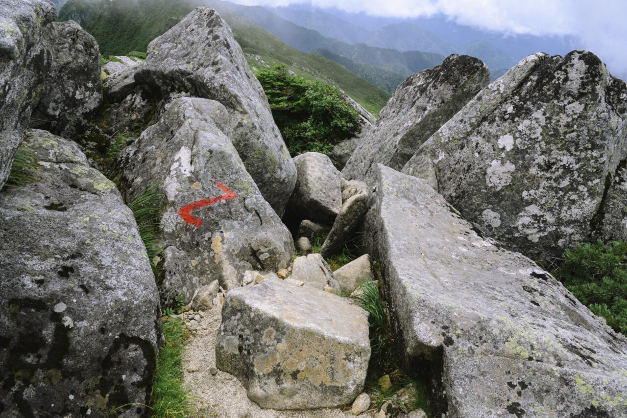 花崗岩の隙間に作られた登山道