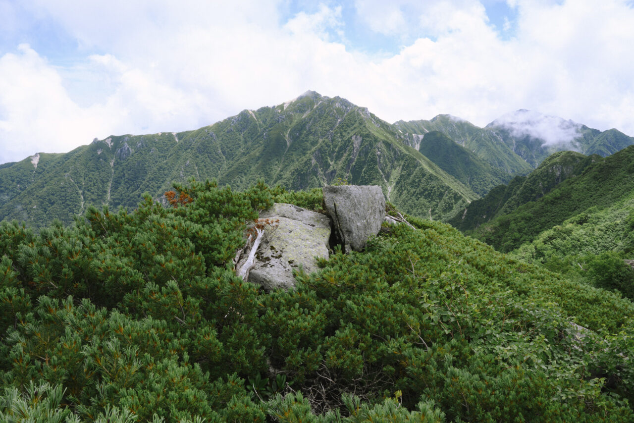 熊沢岳付近から見る空木岳