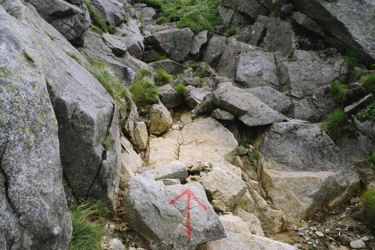 東川岳山頂へ