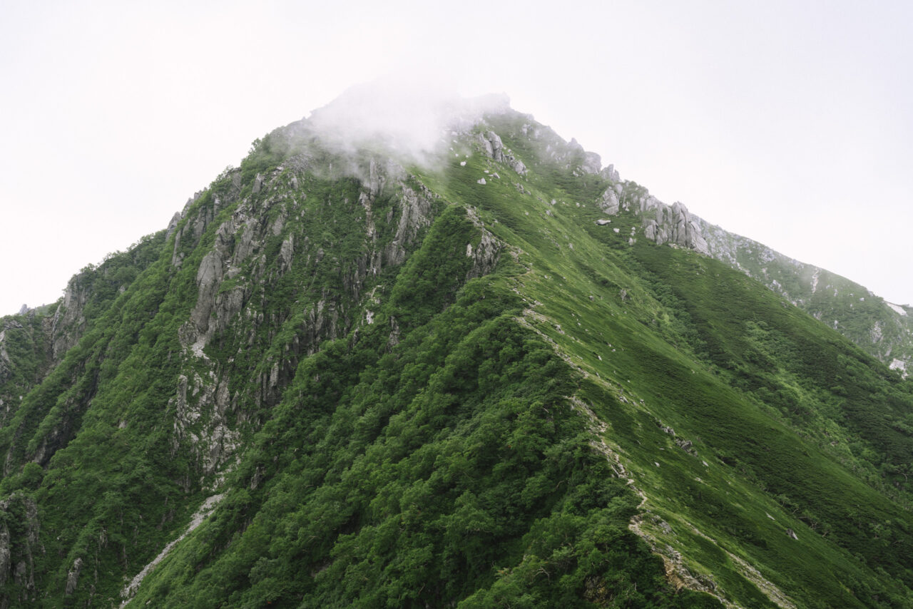 雲で山頂が見えない空木岳
