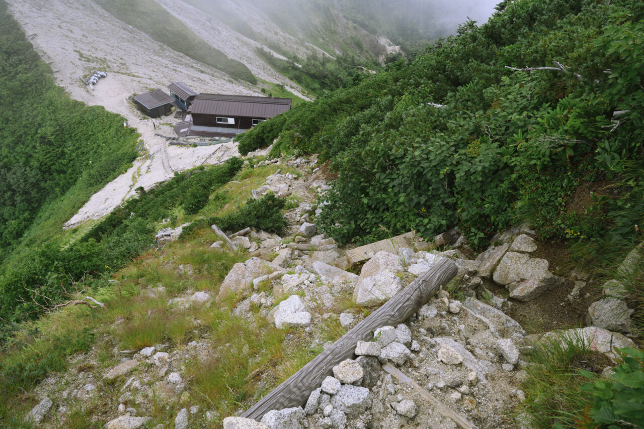 木曾殿山荘への下り坂