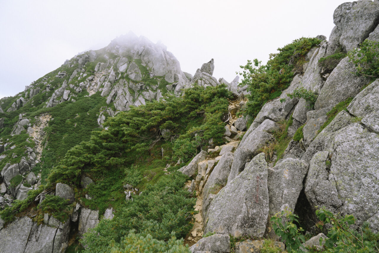 空木岳は花崗岩の山