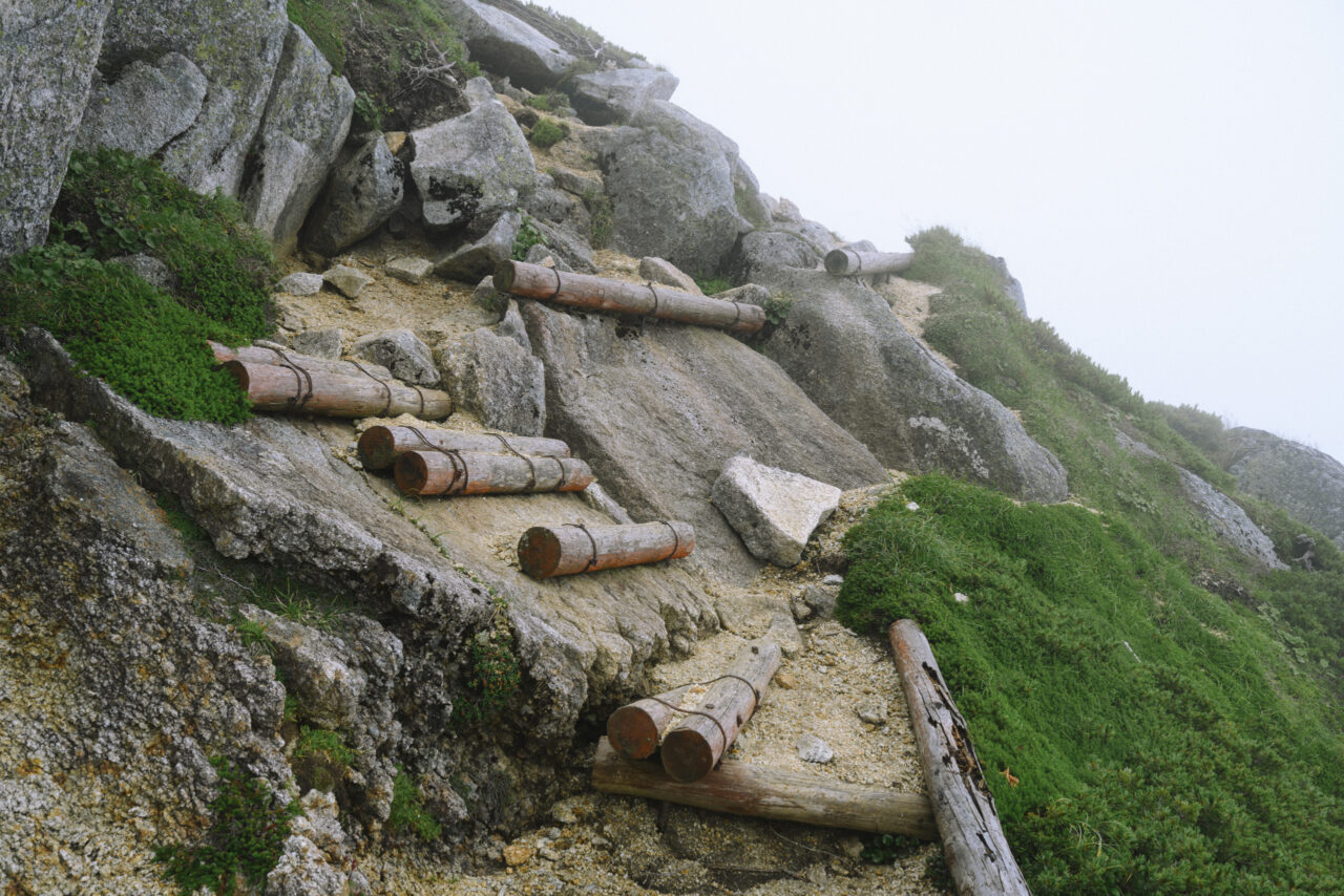 空木岳山頂直下に残された建築資材