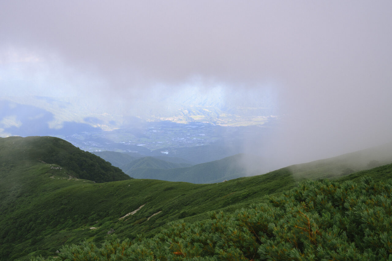 雲の向こうに見える駒ヶ根の町