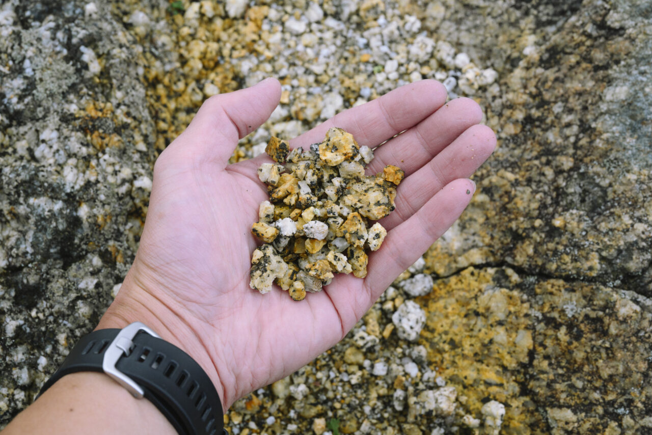 砂利へと姿を変える花崗岩を手に取る