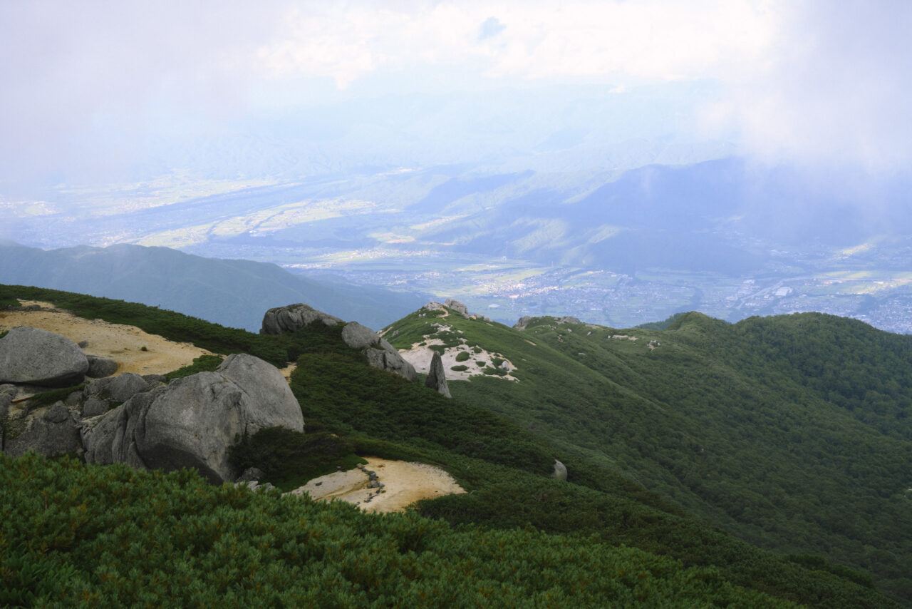 駒岩と駒ヶ根の盆地を見下ろす