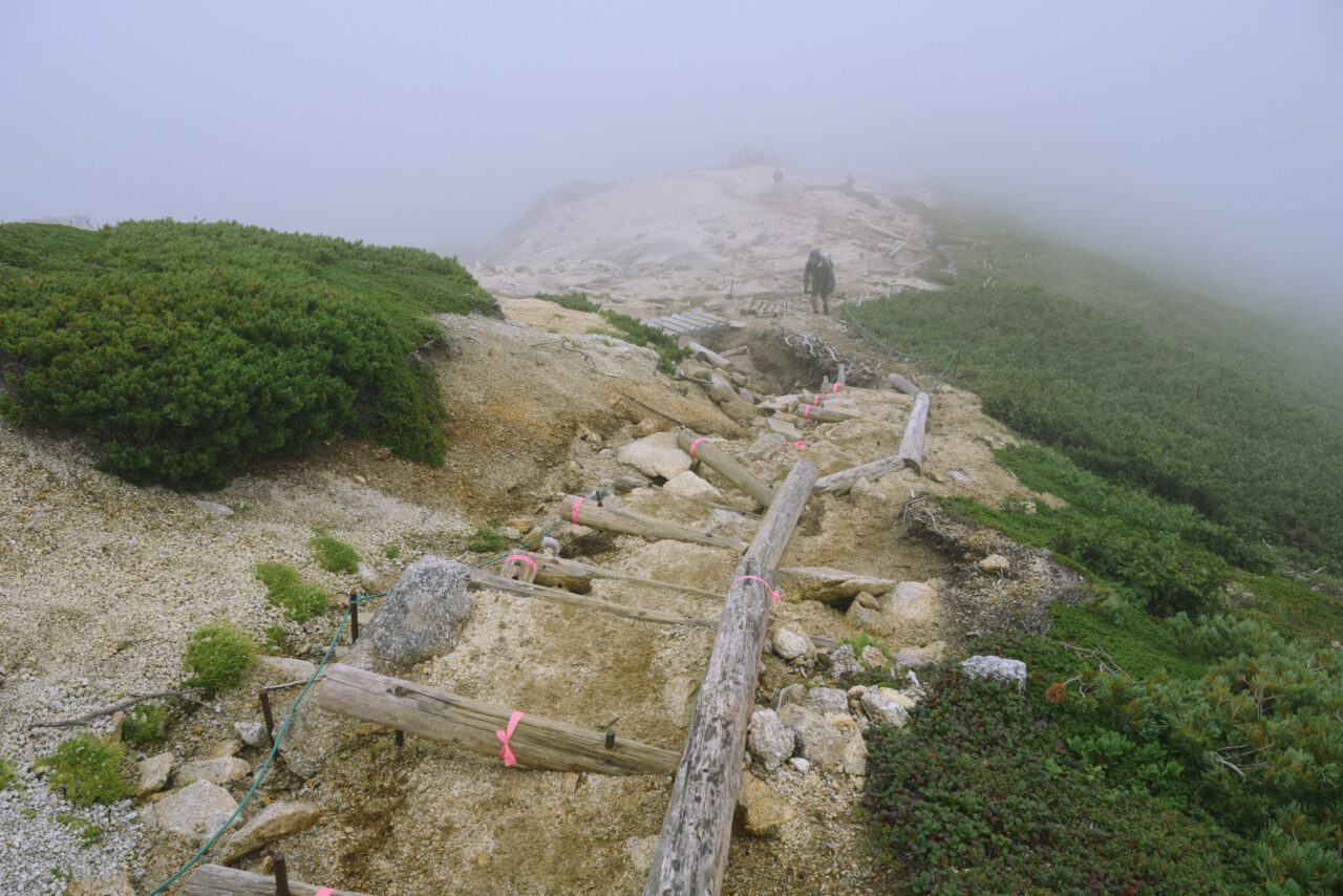 砂が流出していく山頂