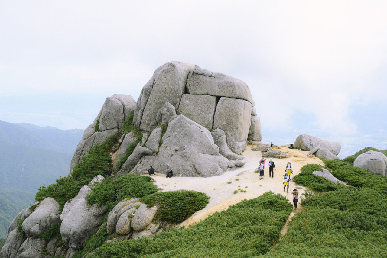 駒岩と登山者たち