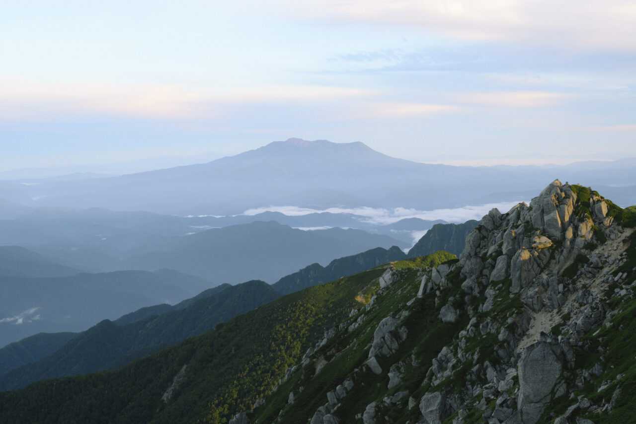 快晴の空に浮かぶ御嶽山