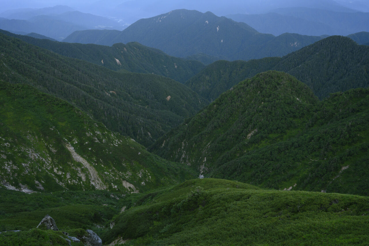 空木岳から見る深い谷