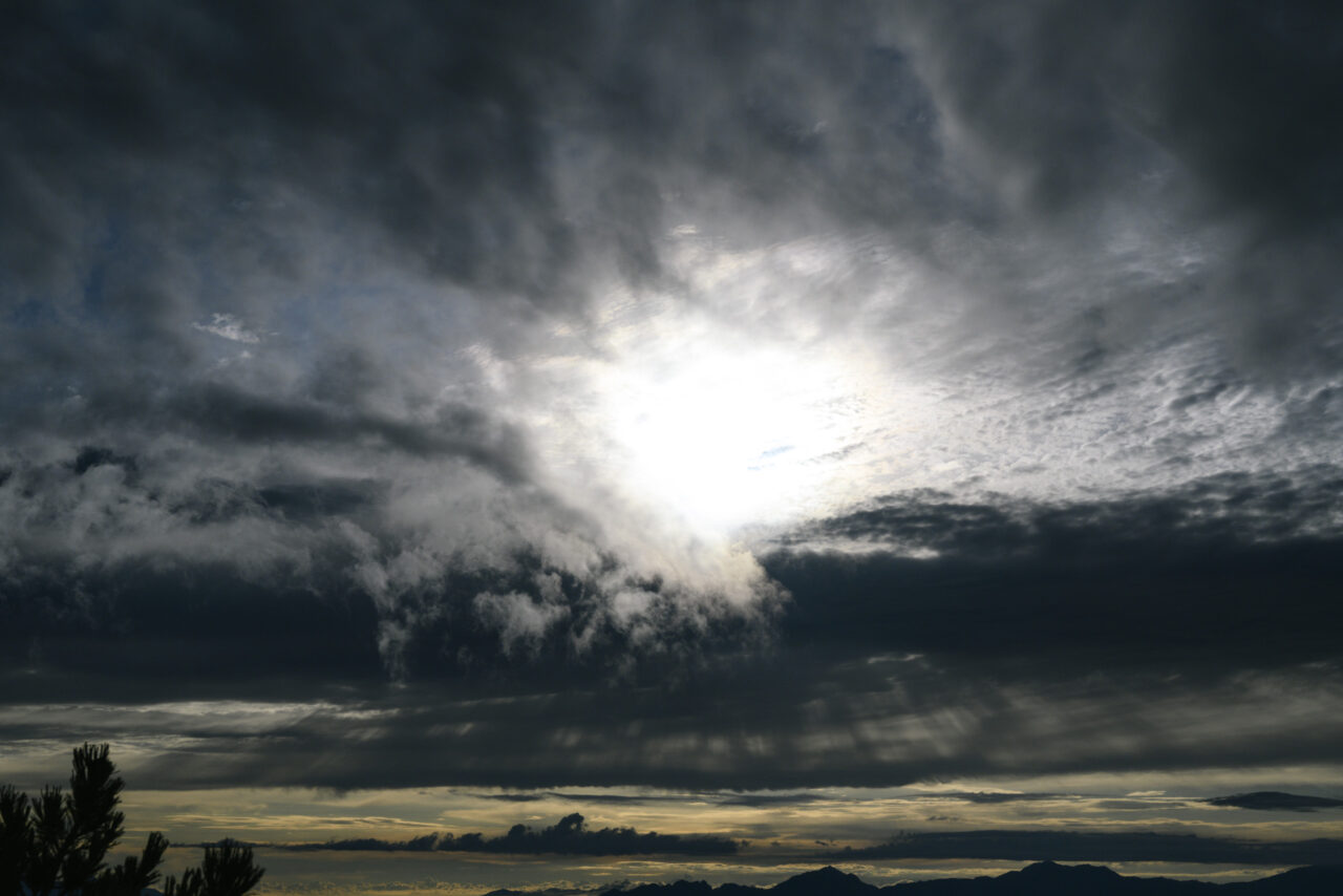 上層雲のむこうに浮かぶ太陽