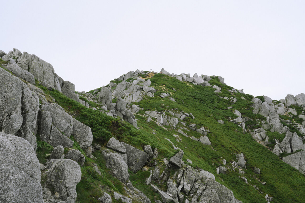 南駒ヶ岳山頂へ向かう