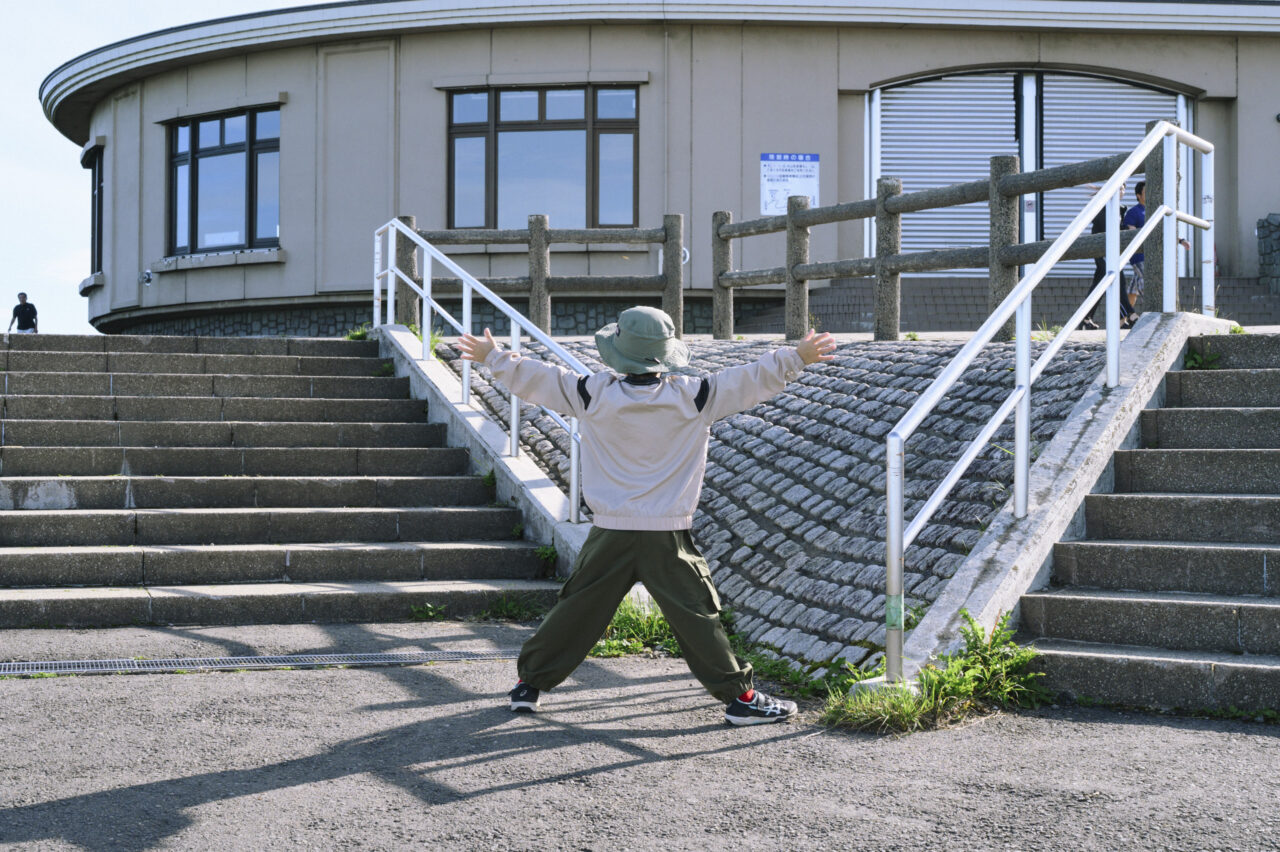 刈田岳レストハウスで喜ぶ子供