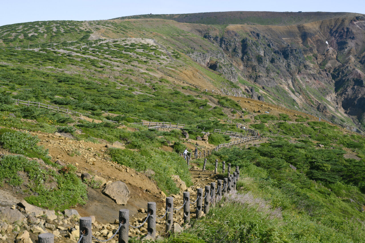 お釜の縁を歩く登山道