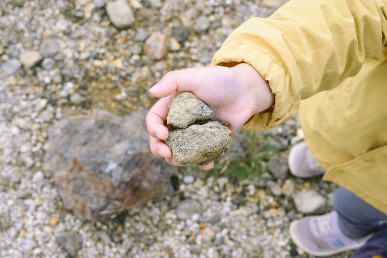 山の石を拾い集める子供