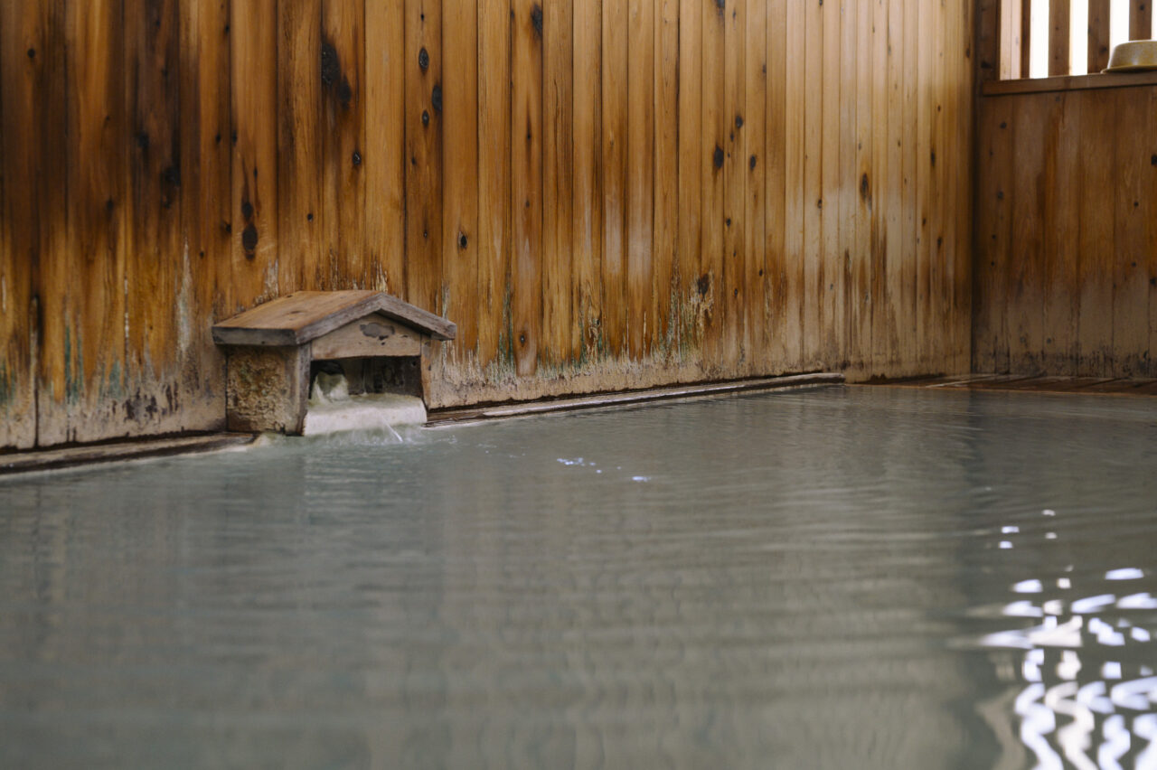 源泉かけ流しの上の湯