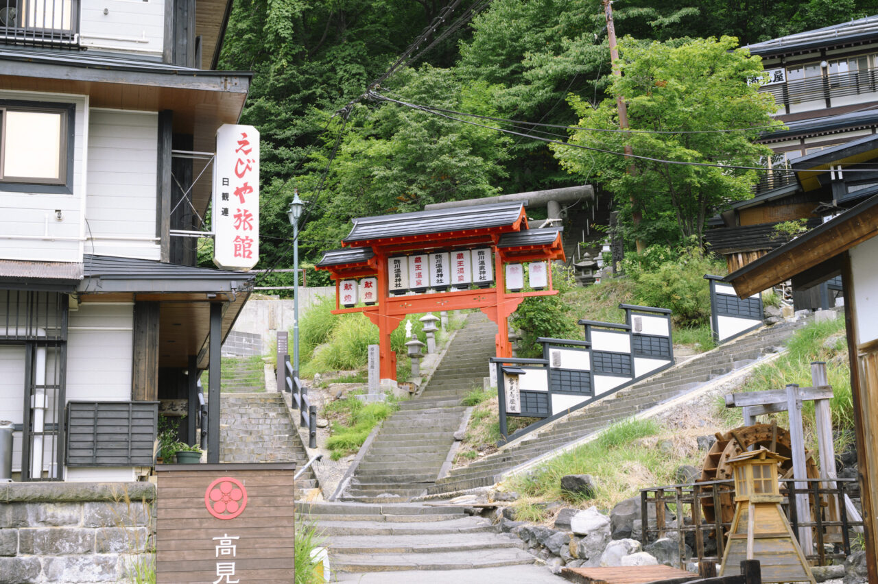 蔵王温泉酢川温泉神社の参道を眺める