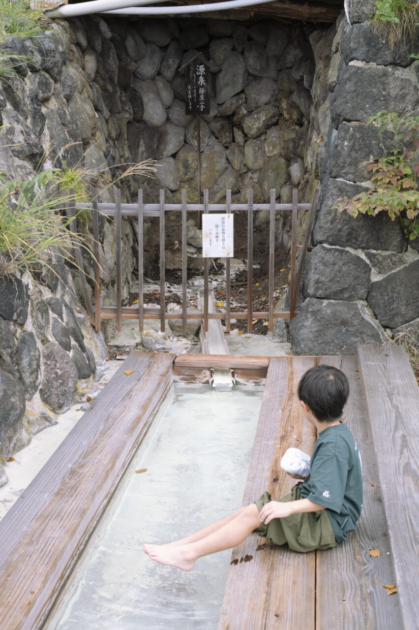 蔵王源泉の足湯を楽しむ子供
