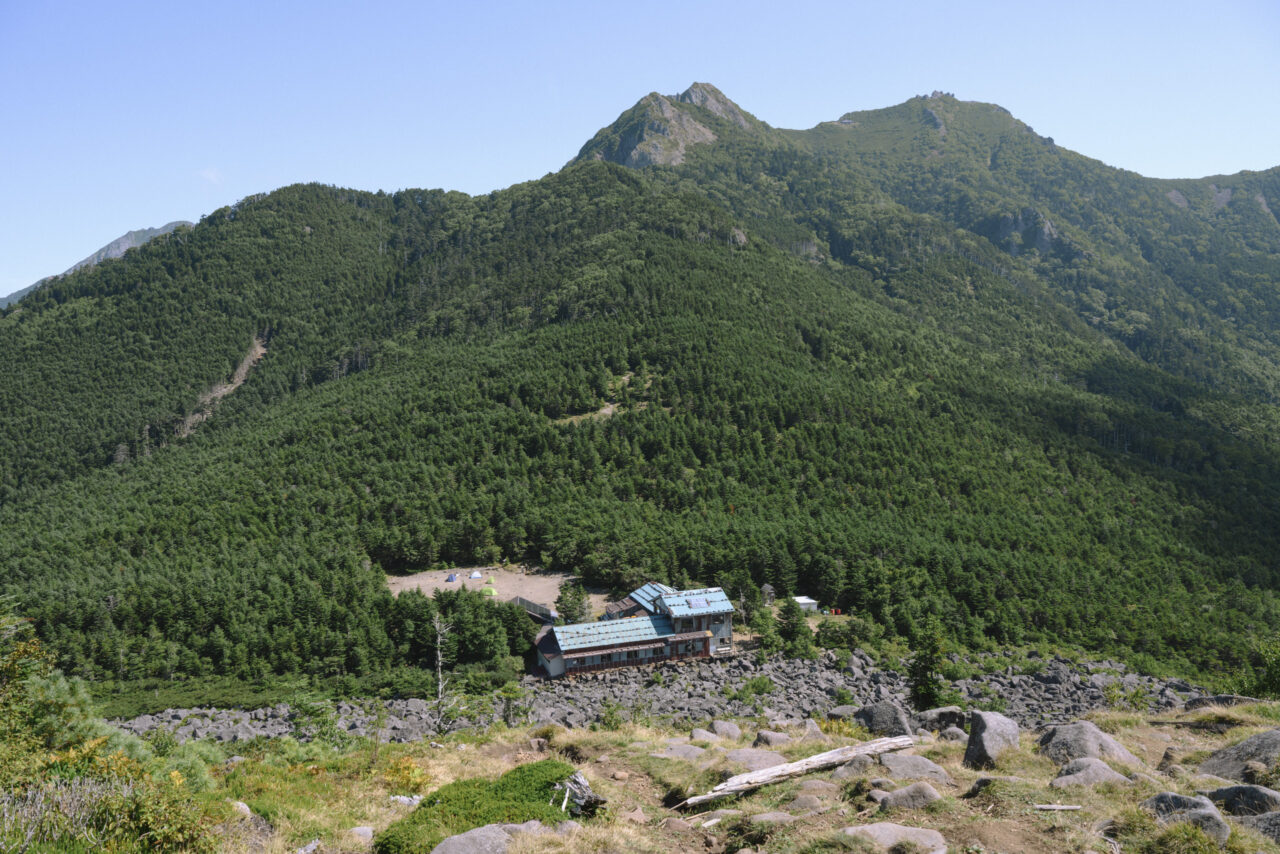編笠山から青年小屋とギボシを眺める