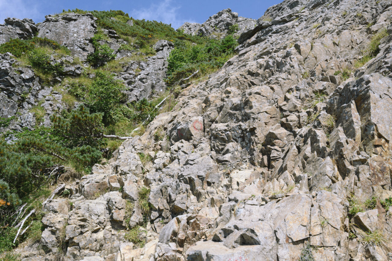赤ペンキが塗られた登山道