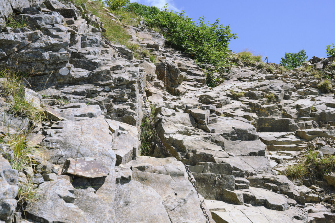 登山道につけられた鎖