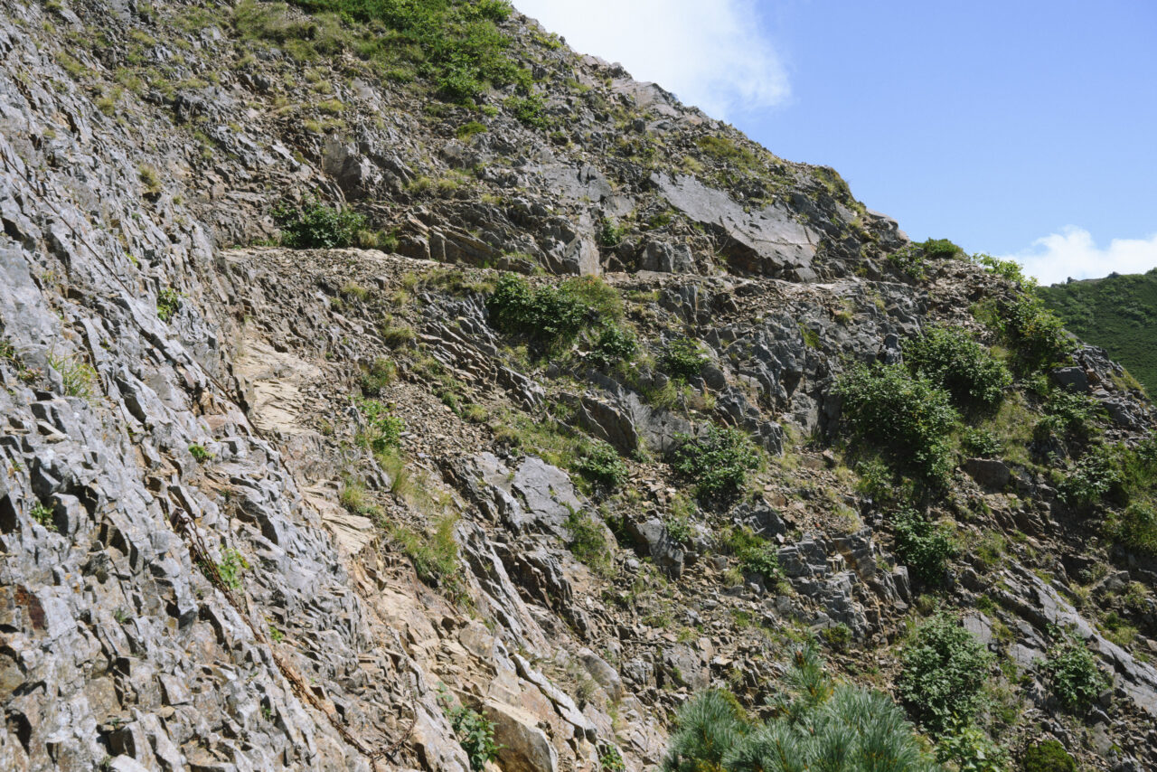 崖に通された登山道