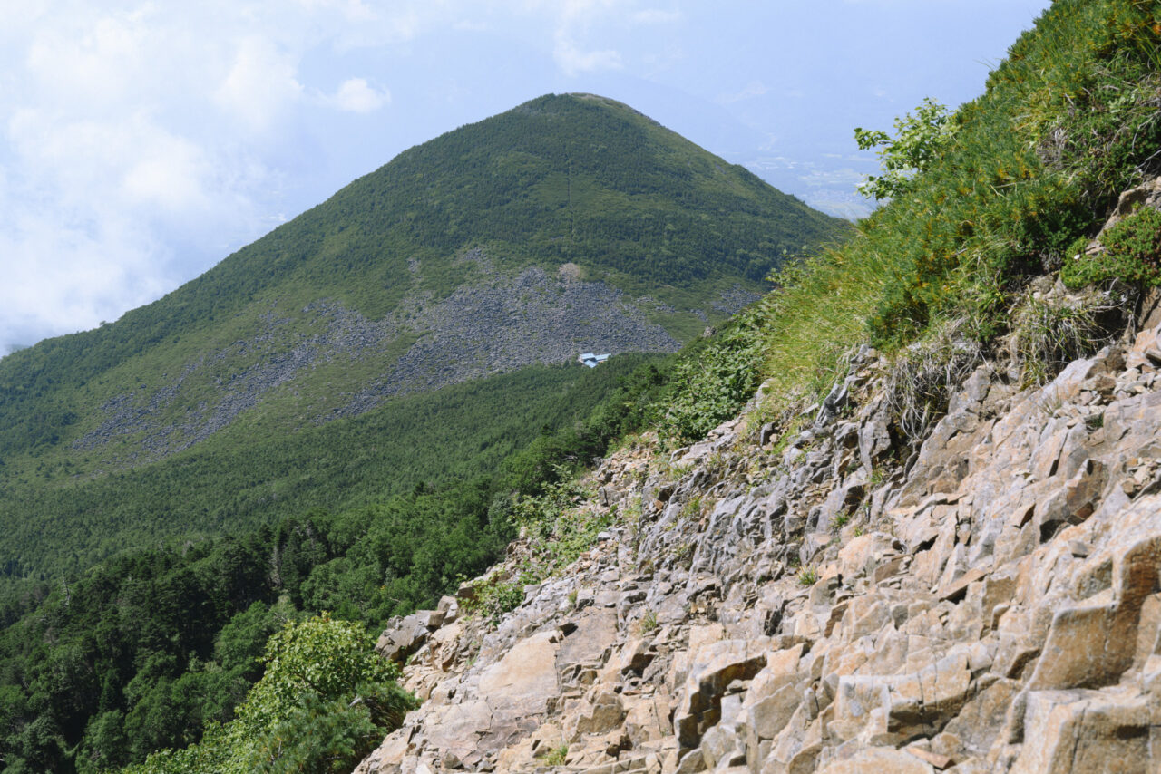岩場から見る編笠山