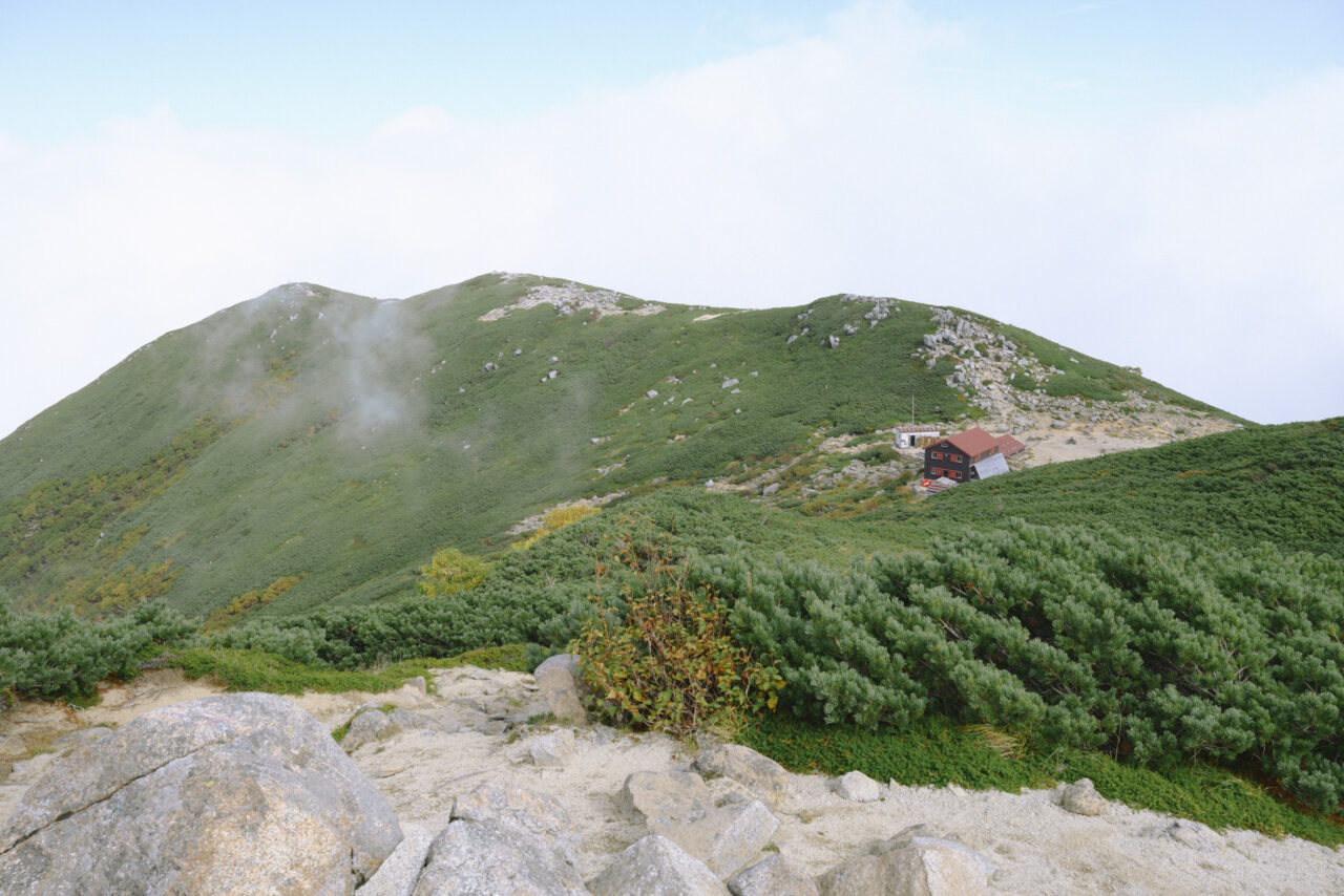将棊頭山山頂から見る西駒山荘
