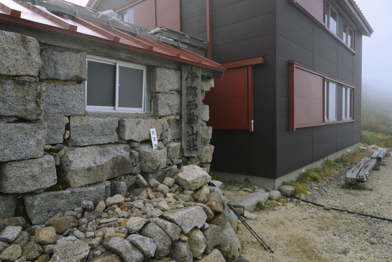 西駒山荘で休憩する