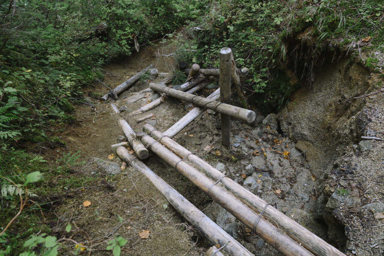 木下駄が朽ち行く登山道
