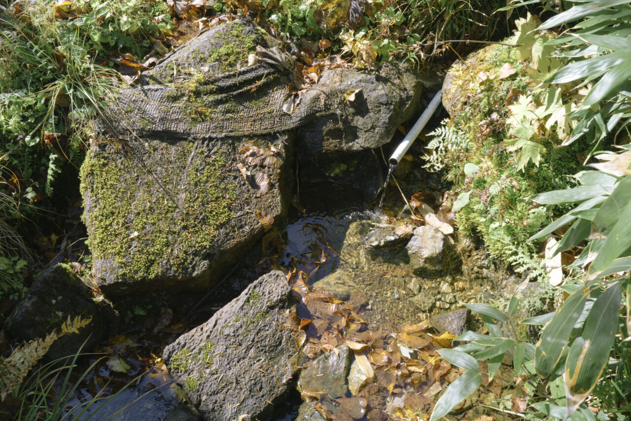 避難小屋近くにある湧き水