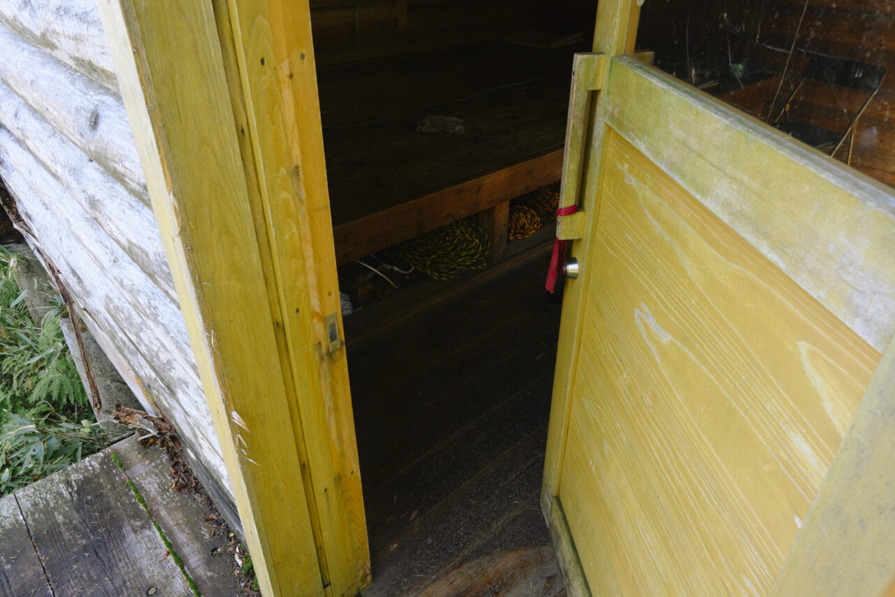 三ツ岩避難小屋内部へ