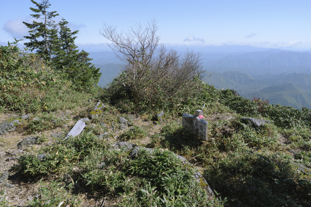 三ツ岩岳山頂の石仏と