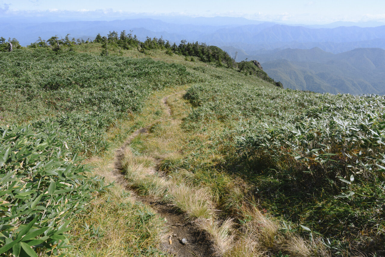 三ツ岩岳山頂へつながる登山道